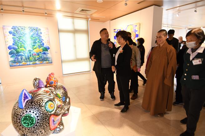 佛光山福山寺佛光緣美術館彰化館21日起舉辦開春第一展「迎春納福—洪易、張立曄、黃柏維新春藝術聯展」，展出的藝術創作充滿繽紛色彩，將展出至3月31日止。（彰化縣政府提供／孫英哲彰化傳真）