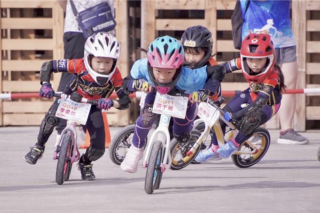 首屆沐艇盃「騎幻體驗」兒童滑步車競賽20日在台南有艇俱樂部舉行，近250位兒童報名參加。（有艇俱樂部提供／程炳璋台南傳真）