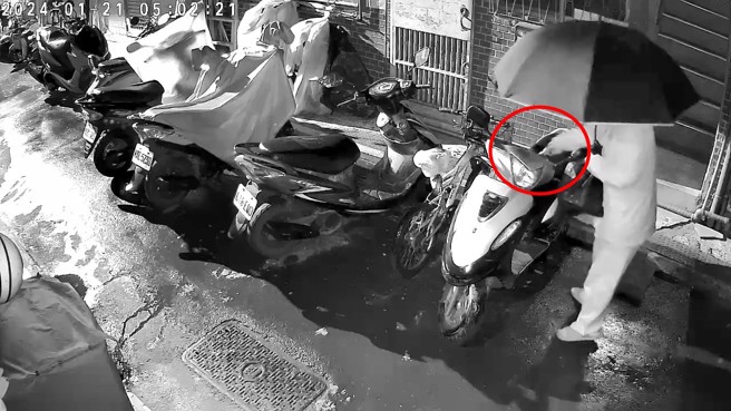 男子都在雨天犯案，持利器破坏轮胎跟坐垫，半夜戴口罩墨镜，利用雨伞遮蔽监视器拍摄。（杨小姐提供）