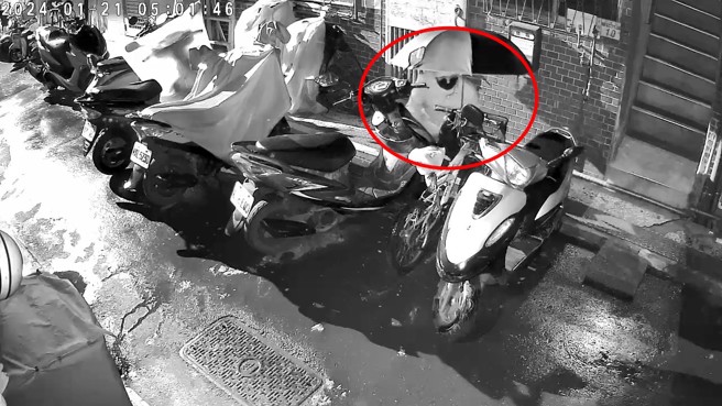 男子都在雨天犯案，持利器破坏轮胎跟坐垫，半夜戴口罩墨镜，利用雨伞遮蔽监视器拍摄。（杨小姐提供）