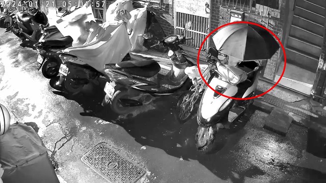 男子都在雨天犯案，持利器破坏轮胎跟坐垫，半夜戴口罩墨镜，利用雨伞遮蔽监视器拍摄。（杨小姐提供）