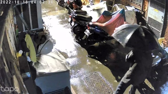 男子都在雨天犯案，持利器破坏轮胎跟坐垫，半夜戴口罩墨镜，利用雨伞遮蔽监视器拍摄。（杨小姐提供）