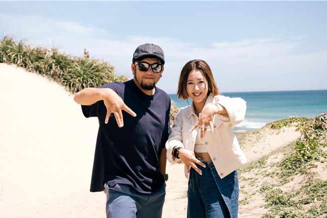 《滾石摘星號》節目中「音樂頭目」張震嶽與「音樂精靈」米非。（滾石唱片提供）