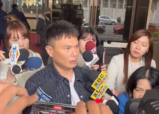 网红Toyz昨(20)日在Youtuber超哥餐厅外开直播，遭到超哥痛殴，今(21)日交保步出北检道歉了。（图／翻摄画面）