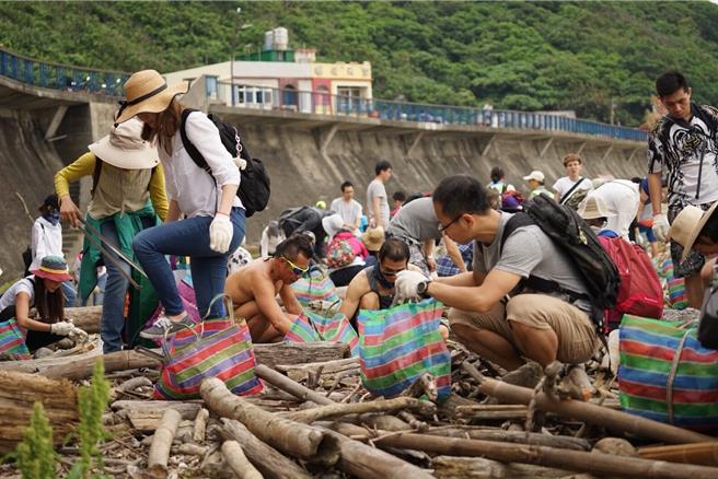 國立海科館21日舉辦國際淨灘活動，帶領民眾走向海岸邊淨灘，並透過統計學分析海漂垃圾數據，作為研究或是政府制定相關法規的依據。（國立海科館提供／張志康基隆傳真）