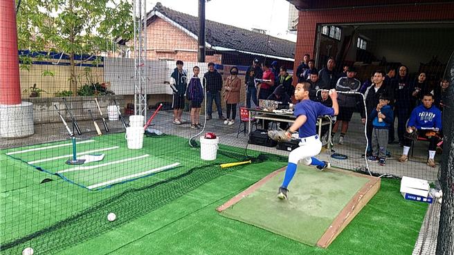 台中市夢想三級棒球協進會，於21日在豐原區大湳慈興宮舉行「親子棒球運動嘉年華暨高中棒球隊招生資訊博覽會」，讓親子能夠體驗棒球魅。（照片由讀者提供）