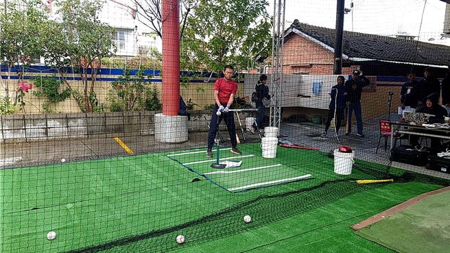 台中市夢想三級棒球協進會，於21日在豐原區大湳慈興宮舉行「親子棒球運動嘉年華暨高中棒球隊招生資訊博覽會」，讓親子能夠體驗棒球魅。（照片由讀者提供）