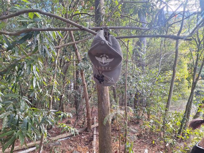 谷关当地警消今稍早时在马崙山登山口附近发现其所戴的帽子。（和平警分局提供）