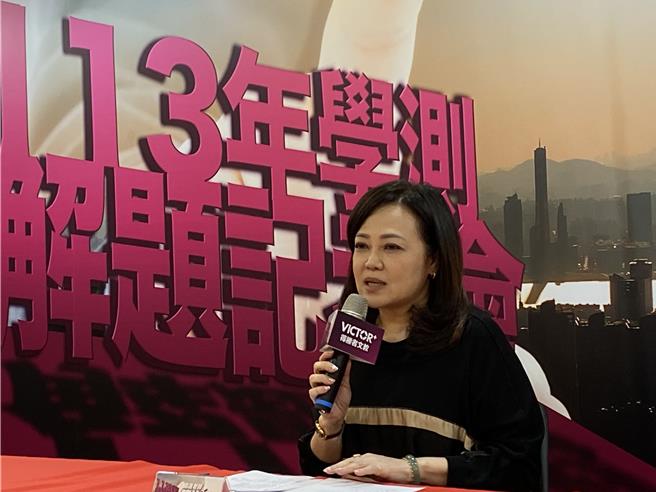 補教老師陳怡樺解析學測國文科題目。（林志成攝）