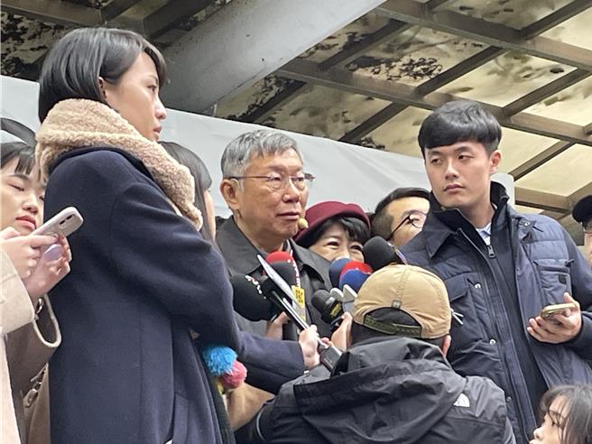 立委傅崐萁今宣布，未來如當選國會領袖，會在18個月內完成改革，並喊話其他參選者應簽署承諾書向所有基層小草說清楚。對此，民眾黨主席柯文哲說，國民黨要怎麼推還是不曉得，但他還是主張要有初選機制。（蔡雯如攝）