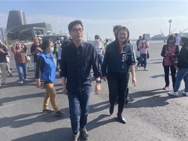 面對媒體問及現在有人討論民進黨派系中的「英系」可能轉型為「邁盟」，陳其邁回應「我們是鴨系！」，以逗趣的方式回應此問題。（洪浩軒攝）