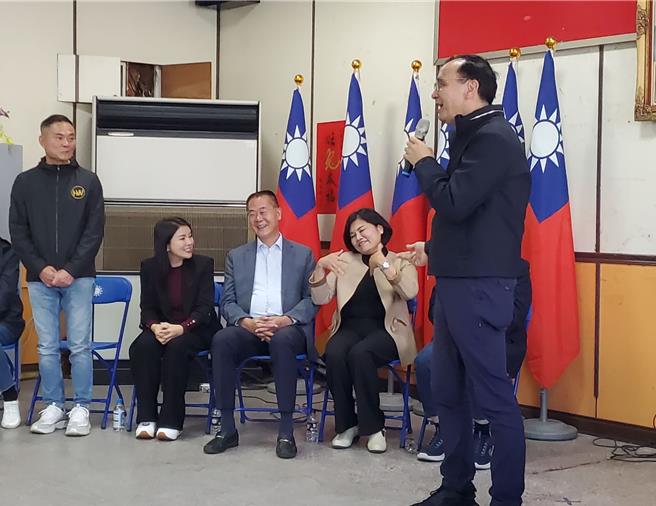 国民党主席朱立伦（发言者）称讚新科立委丁学忠（左一），云林县长张丽善（右二）做出心花怒放的动作。（周丽兰摄）