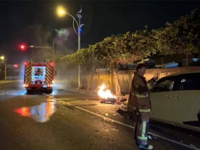 彰化縣伸港鄉興工路21日凌晨驚傳2死車禍事故，2名印尼移工共乘微型電動二輪車疑因逆向行駛，與1輛自小客車碰撞，電動二輪車當場起火，2名移工傷重死亡。（民眾提供／孫英哲彰化傳真）