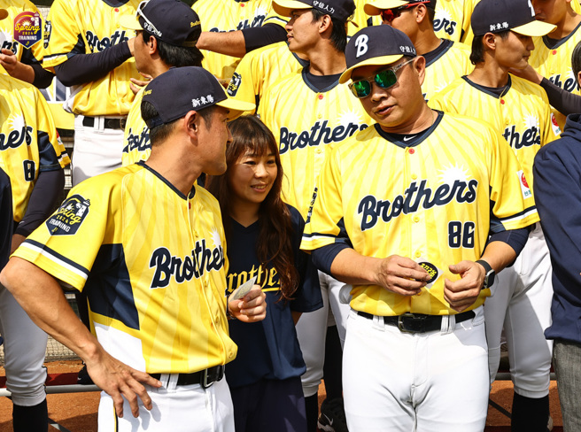 彭政閔（右）今年轉任二軍總教練兼任農場主管。（中信兄弟提供）