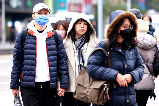 寒流報到，專家建議採取多層次穿法來保暖，其中要避免易吸溼、但又不易乾的棉質衣物。（資料照／中時資料庫）