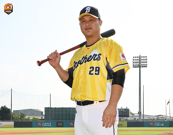 陈俊秀新球季转战中信兄弟，21日在屏东中信园区展开春训。（中信兄弟提供）