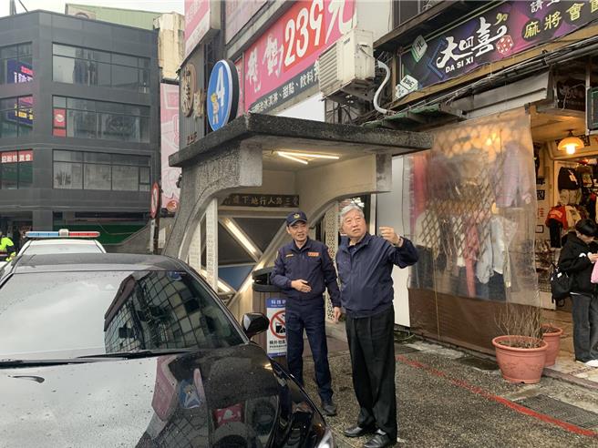 基隆市警察局長翁群能（右）在交通隊長張豫立（左）陪同下，視察基隆市的交通節點。（基隆市警察局提供／張志康基隆傳真）