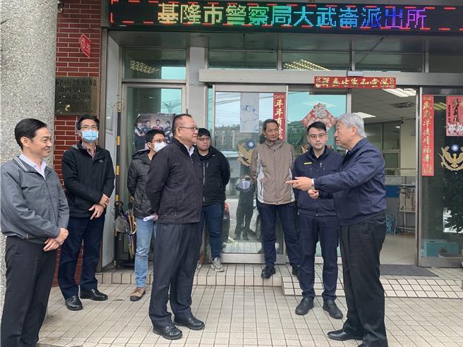 基隆市警察局長翁群能（前右）視察大武崙派出所，與基層員警進行面對面溝通，並慰勉同仁的辛勞。（基隆市警察局提供／張志康基隆傳真）