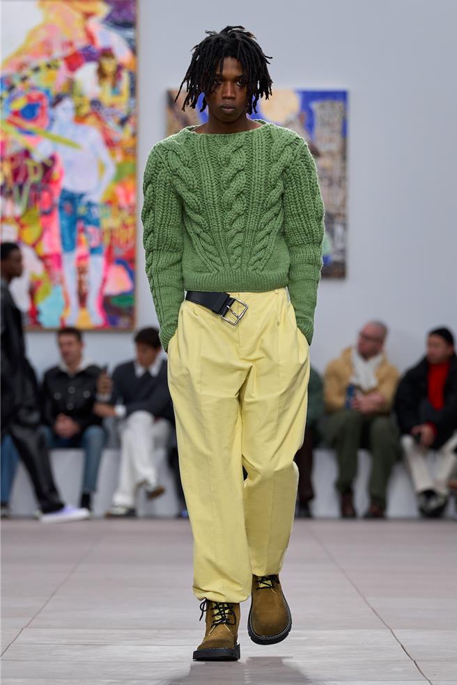 腰部皮帶頭的裝飾相當有趣。（Loewe提供／黃唯淯台北傳真）