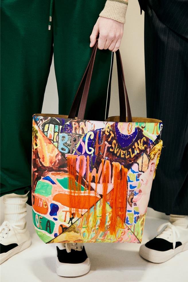 Richard Hawkins的作品也出現在Puzzle Fold包款上。（Loewe提供／黃唯淯台北傳真）