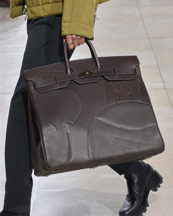 爱马仕皮革玩的精，以缝制呈现图像相当有趣。（Hermes提供／黄唯淯台北传真）