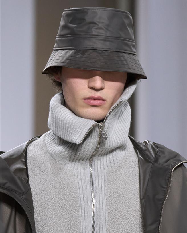 橡胶帆布渔夫帽有着机能性与便利性。（Hermes提供／黄唯淯台北传真）