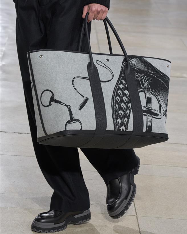 Garden Party包身上绘出有趣图案。（Hermes提供／黄唯淯台北传真）