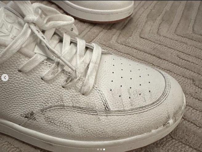 赞恩在自己IG上po出被车碾过的脚，上面轮胎痕还清晰可见，但他笑说没事请大家放心。（摘自艺人IG／黄唯淯台北传真）