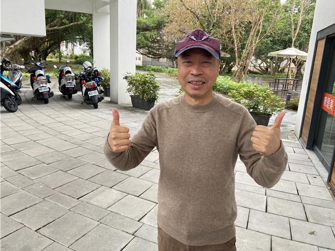 今（21日）竟出现另类考生！62岁卫福部前中医药司司长黄林煌现身考场，坦承从高中毕业后45年来未曾忘情画画，且工作压力随时都在，所以他要考美术系，让自己快乐。（吴佩蓉摄）