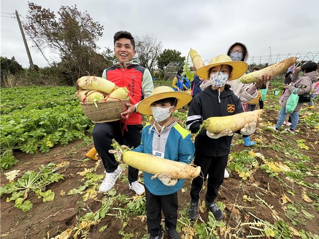 2024年1月21日新北市／6000多顆又白又胖的「好彩頭」10分鐘內便被一掃而空。（于家麒攝）