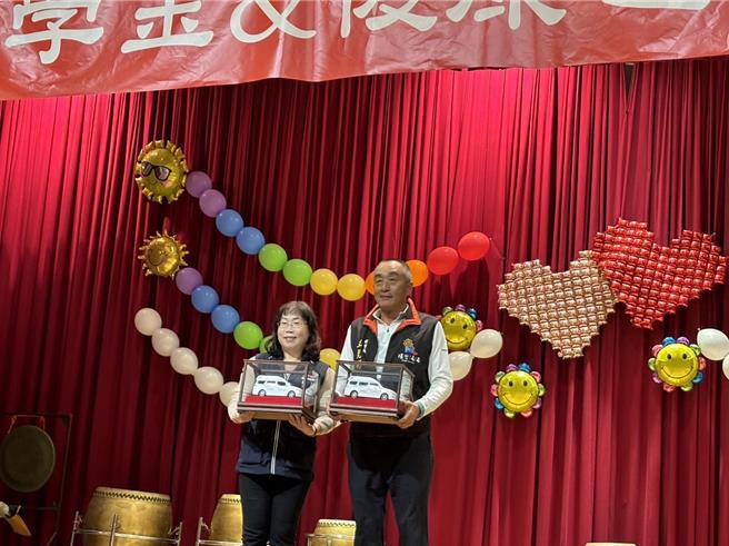 關懷社會弱勢，台中市陽光滿滿慈善協會21日捐贈康復巴士給台中市政府，儀式由陽光滿滿慈善協會理事長王光彬（右）代表捐贈、台中市社會局長廖靜芝（左）代表市府受贈。（陽光滿滿慈善協會提供／張亦惠台中傳真）