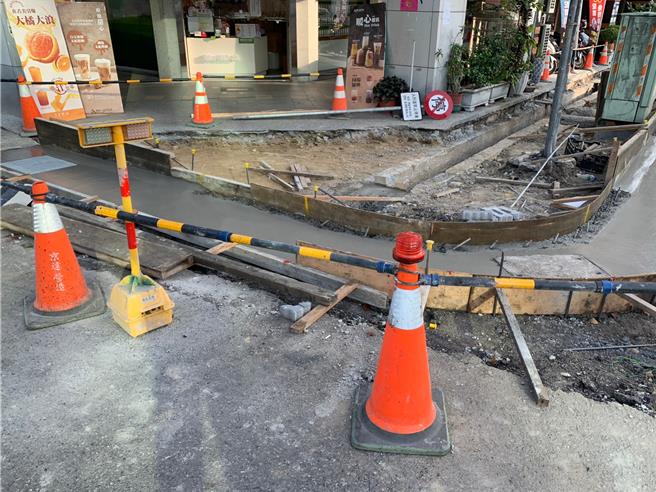 道路施工虽要求相关单位调查地下管线分布，但挖破管线案件数未降，市议员陈俞融认为市府未善用3D图资系统。（陈俞融提供／张亦惠台中传真）