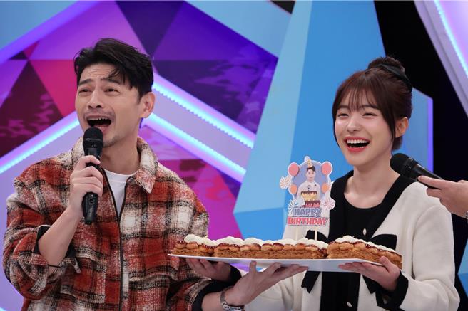 李多慧（右）現身《同學來了》攝影棚，幫阿Ken慶祝生日。（中天綜合台提供）