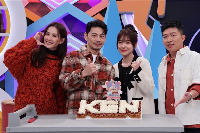 安心亞（左起）、阿Ken、李多慧、張立東一起合影。（中天綜合台提供）