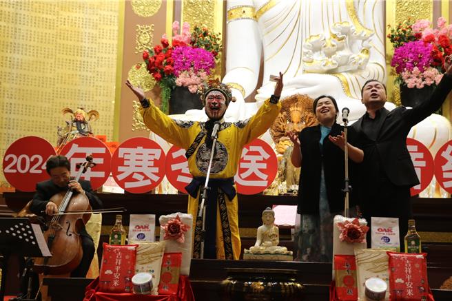 2024年1月21日新北市／大提琴家张正杰（左一）、崑曲名角朱陆豪（左二）、女高音赖珏妤（右二）和男中音林政勋（右一）在安可声中合唱义大利世界名曲「O sole mio」（我的太阳）。（新北市社会局提供／刘玮晴新北传真）