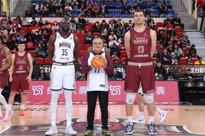 臺北战神台新人寿主题周活动邀请台新人寿董事长蔡康（图中）担任开球嘉宾，为球队加油喝采。 图／台新人寿提供