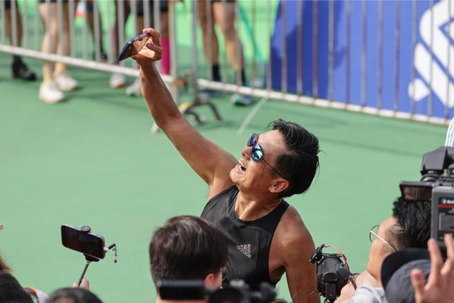 周润发完赛后跟现场眾媒体自拍。（摘自微博）