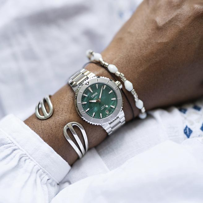 Bracenet的创办人Benjamin Wenke与Madeleine von Hohenthal，致力回收海上的废弃渔网再制成手环，为永续时尚尽心力。（ORIS提供)