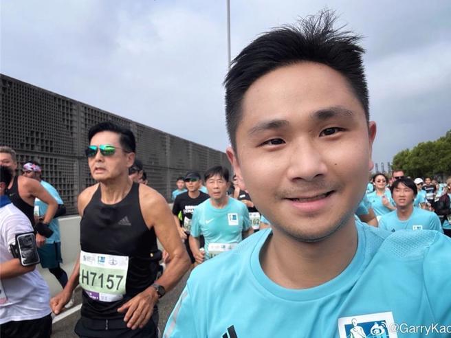 有幸运的跑者抓到跟周润发同框瞬间。（摘自微博）