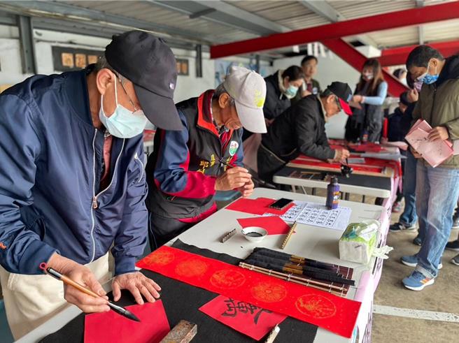 桃园市山东国民小学校友会21日于中坜山东国小举行春联挥毫赠送活动。（桃园市山东国民小学校友会提供／蔡明亘桃园传真）
