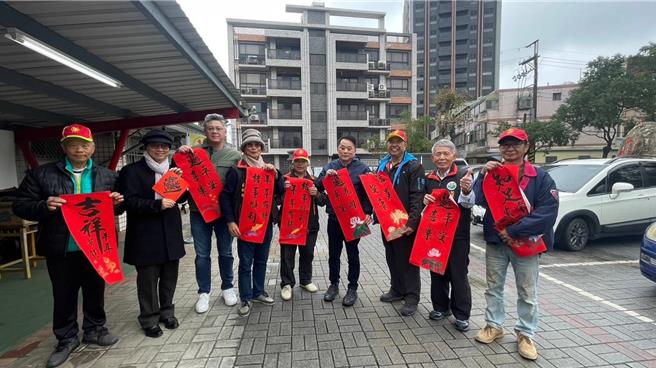 桃园市山东国民小学校友会21日举行春联挥毫赠送活动，超过50人热情参与。（桃园市山东国民小学校友会提供／蔡明亘桃园传真）
