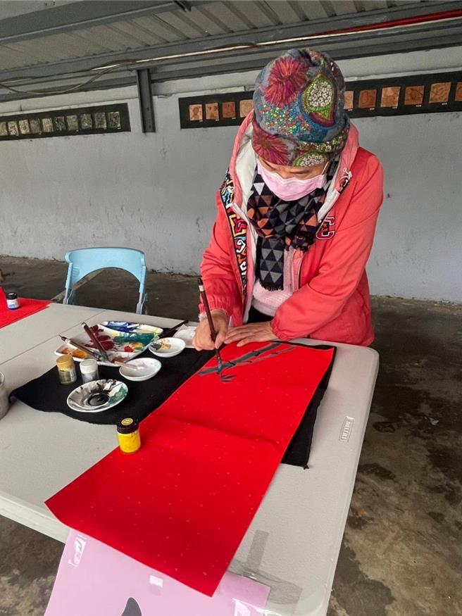 桃园市山东国民小学校友会21日邀请在地书法老师与绘画老师到场挥毫画春联。（桃园市山东国民小学校友会提供／蔡明亘桃园传真）