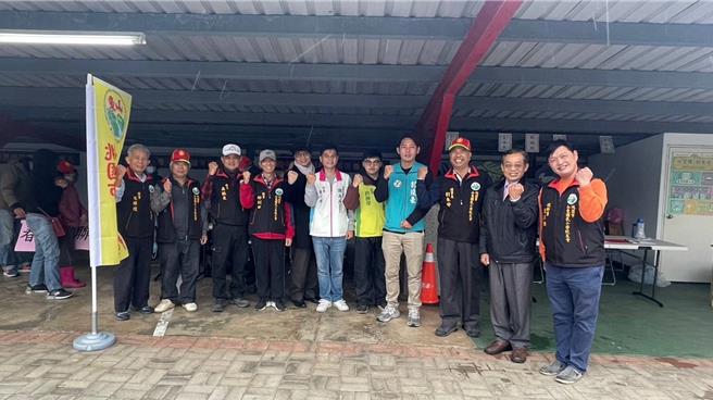 桃园市山东国民小学校友会21日举行春联挥毫赠送活动，超过50人热情参与。（桃园市山东国民小学校友会提供／蔡明亘桃园传真）