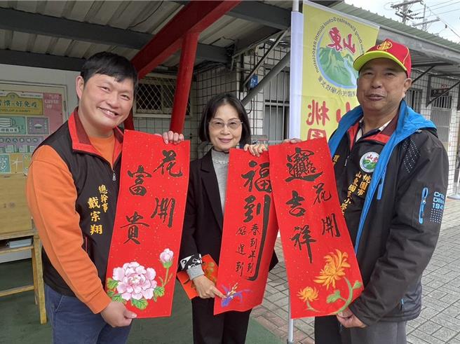 桃园市山东国民小学校友会总干事戴宗翔（左一）预告，3月24日将办理第10届第2次会员大会，另预计在2025年3至4月间扩大庆祝校友会创会20周年，邀各届校友回娘家。（桃园市山东国民小学校友会提供／蔡明亘桃园传真）
