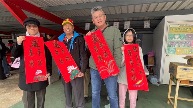 桃园市山东国民小学校友会21日于中坜山东国小举行春联挥毫赠送活动。（桃园市山东国民小学校友会提供／蔡明亘桃园传真）