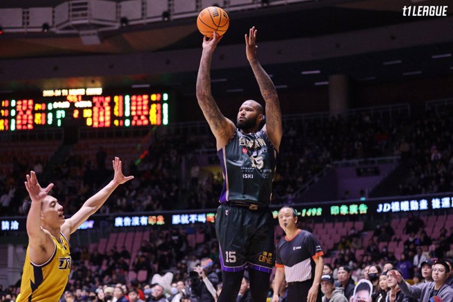 卡森斯21日交出三分球投8中4表现。(T1联盟提供)