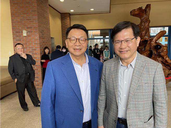 宜兰县民进党立委陈欧珀（左）因im.B诈骗案而退选，今（21日）在卸任前夕于县议会举办感恩音乐会，现场人山人海、气氛温馨感人；总府统秘书长林佳龙（右）也抵达现场。（吴佩蓉摄）