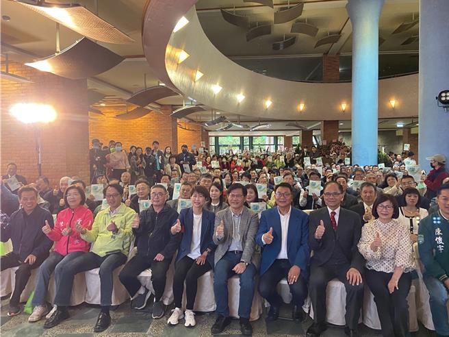 立法院长游锡堃（右三）、总统府秘书长林佳龙（右五）、立委陈亭妃（左五）及陈俊宇（右一）等人，甚至有多位公职人员不分蓝绿都出席感恩音乐会，现场爆棚、破千人参与。（吴佩蓉摄）