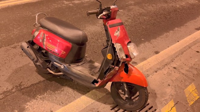 自摔的機車車殼毀損嚴重。（翻攝畫面）