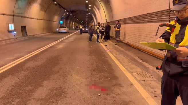 車禍現場地上留有女乘客的血跡。（翻攝畫面）